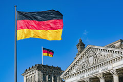 Reichstag und deutsche Flagge